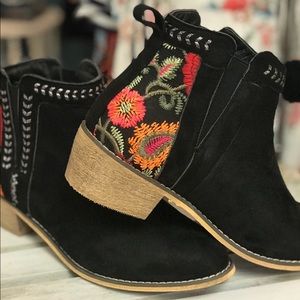 🍁WOMEN’S EMBROIDERED BOOTIES IN BLACK